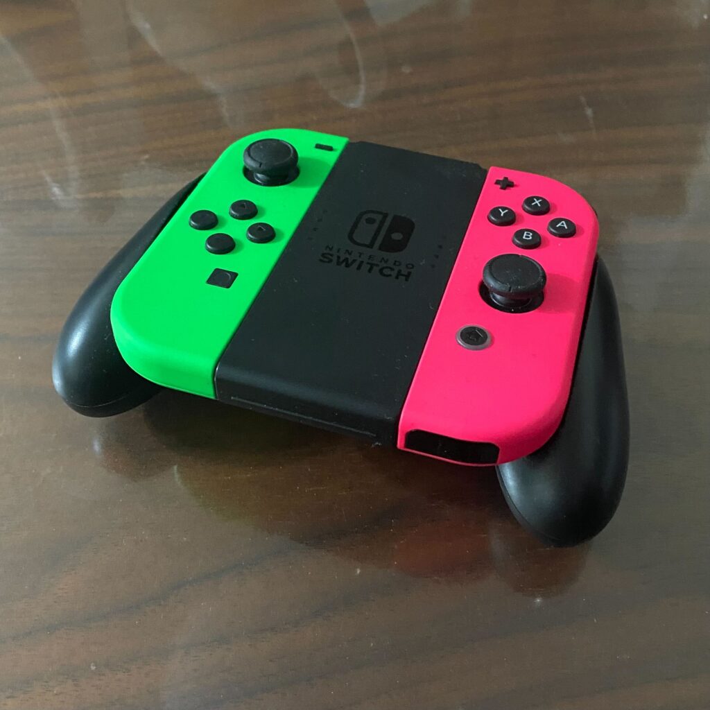 Joy-Con(ジョイコン)を充電しながらSwitchを遊ぶ方法 | コマログ